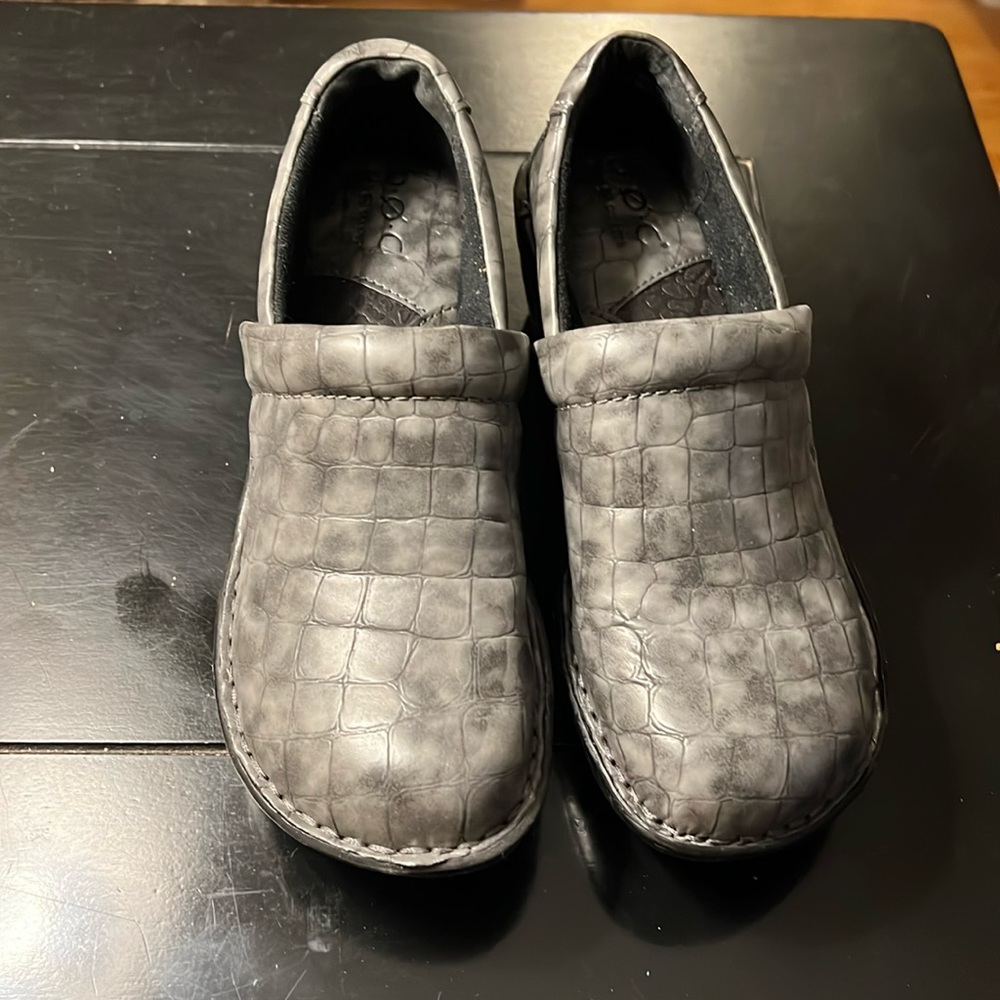 Born Concept Shoes,Grey crocodile size 6.5.